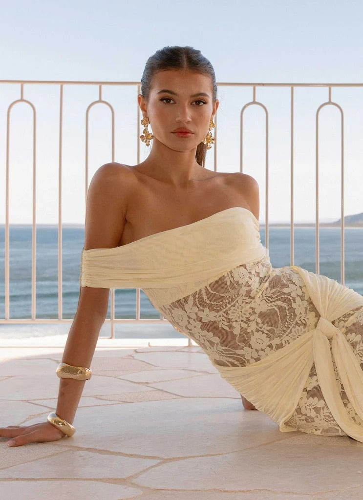 Dame Elegant draperet spidskjole med off-shoulder design Skovae