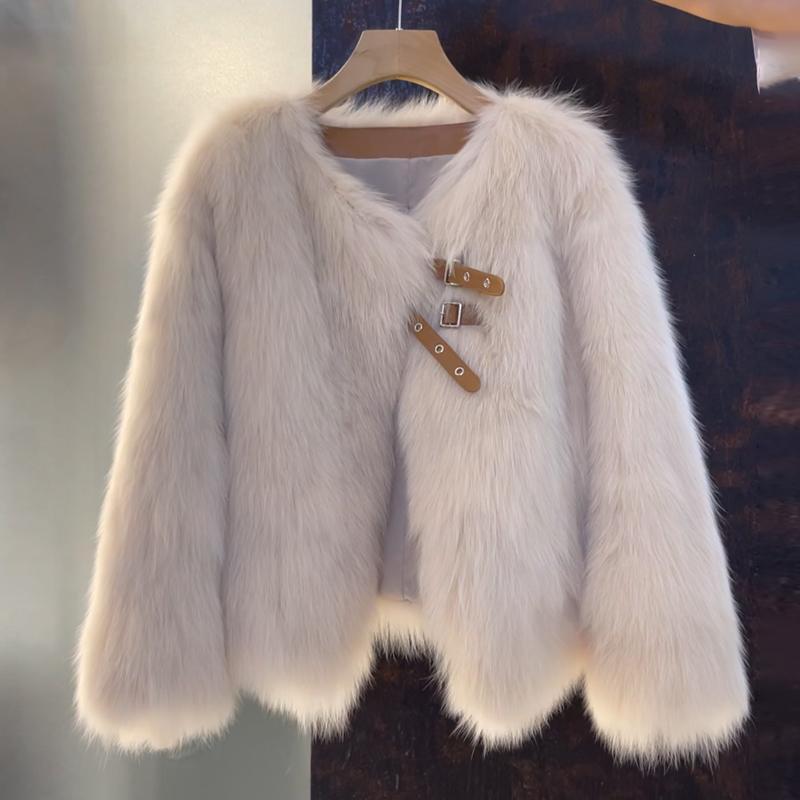 Damerne hyggelige faux fur jakke med elegant snit og dekorative spænder Stilla