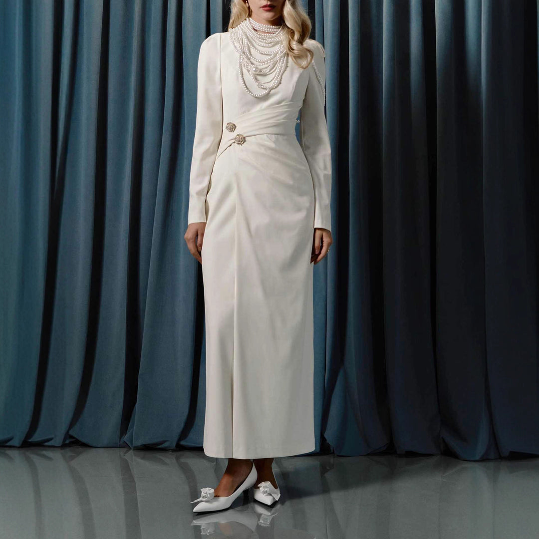 Dame elegant lang kjole med raffineret drapering og smykkedetaljer Stilla
