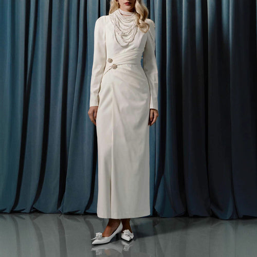 Dame elegant lang kjole med raffineret drapering og smykkedetaljer Stilla