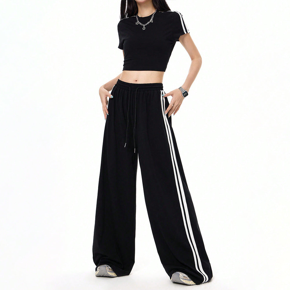 Kvindernes sporty sæt lavet af crop top og bredt skårne bukser med slidser detaljer Stilla