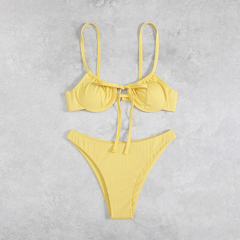 Dame triangel-bikini med justerbare stropper og raffinerede flæsedetaljer Skovae