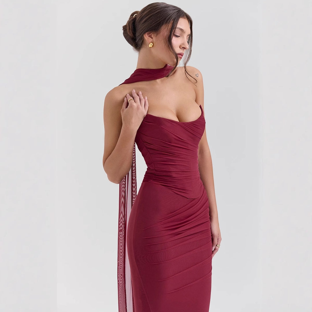Dame tæt siddende aften kjole med strapless design og sofistikeret drapering Skovae