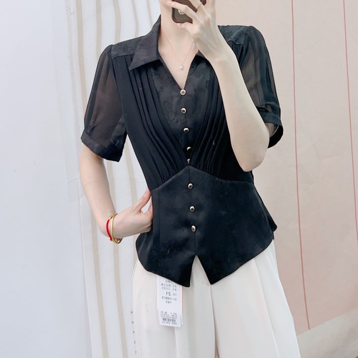 Damebluse med raffinerede folder og dekorative knapper Stilla