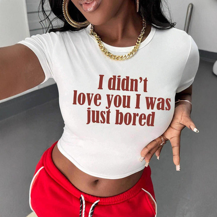 Dame crop-shirt med kreativt statement og tætsiddende snit Skovae