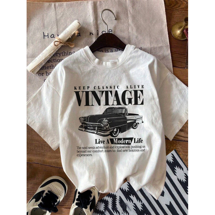 Damer T-shirt i vintage-stil med nostalgisk automobil og inspirerende slogan Stilla