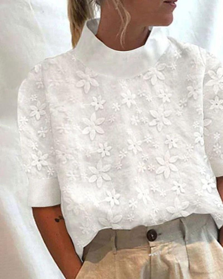 Kvinders bluse med blomsterbroderi design og kort snit Stilla