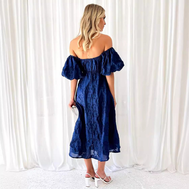 Damekjole med skulderfri design og elegante puffærmer Stilla