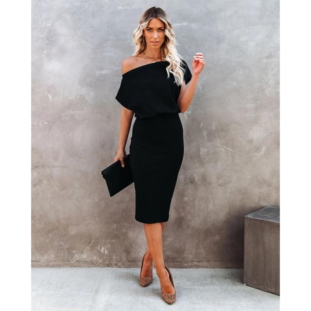 Dame Elegant, figursyet kjole med off-shoulder design Stilla
