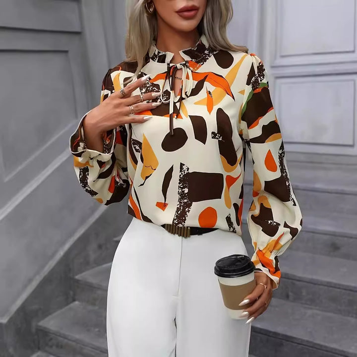 Damebluse med kreativt abstrakt design og elegant slidskraveudsmykning Stilla