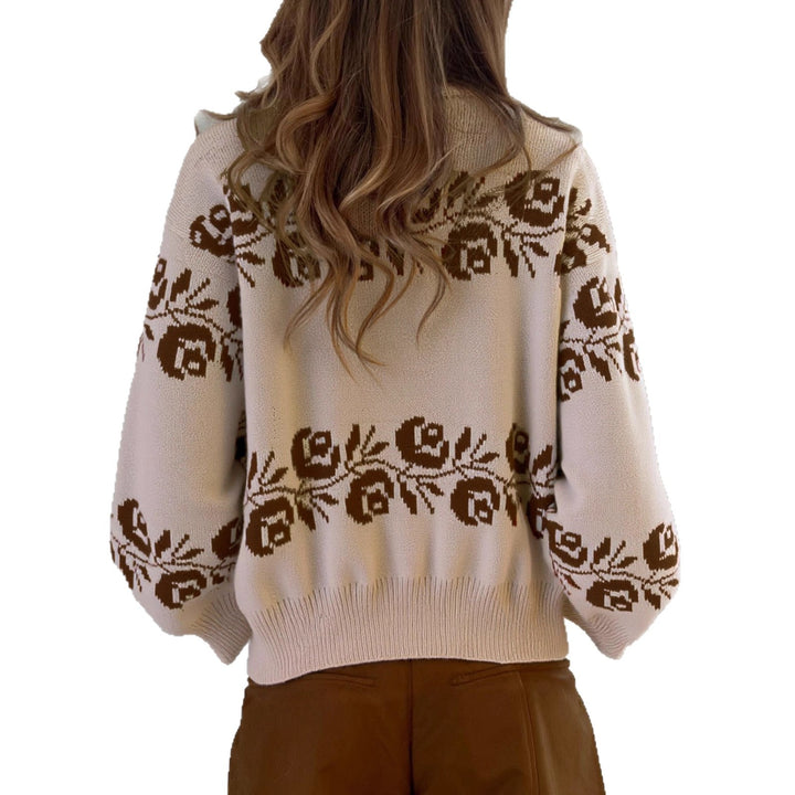 Kvinders strikket sweater med blomsteret jacquardmønster og høj krave Stilla