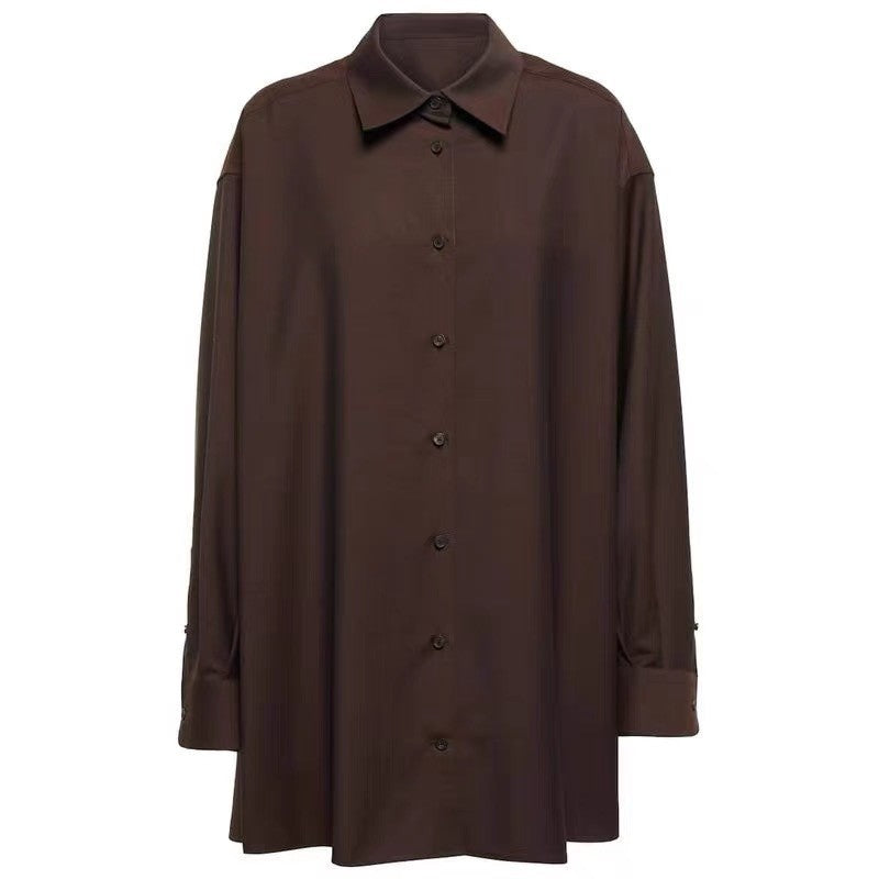 Kvinders elegante bluse med lange ærmer og minimalistisk knaplukning Stilla