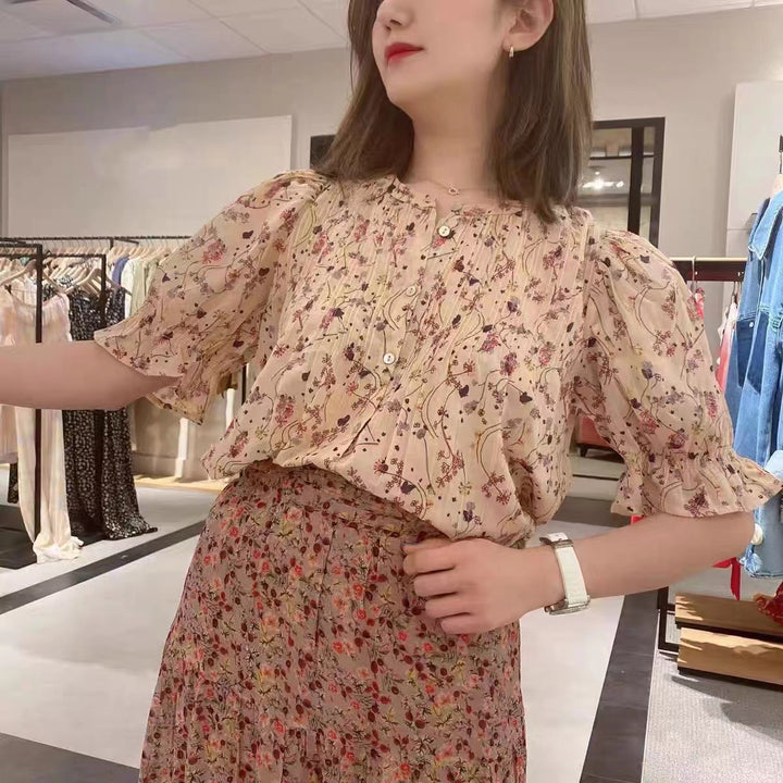 Damebluse med blomstermotiv og elegante knapdetaljer Stilla