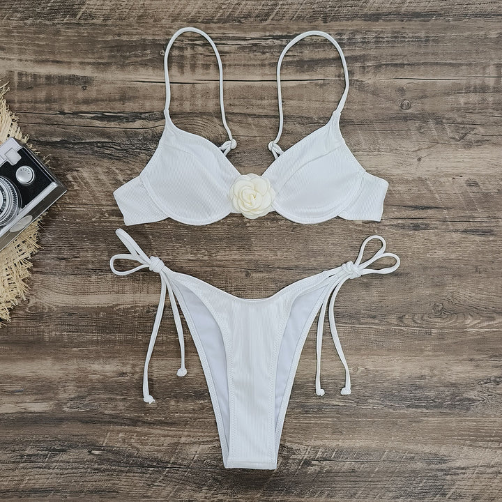 Dame bikini-sæt med dekorativ blomsterapplikation og justerbare snore Stilla