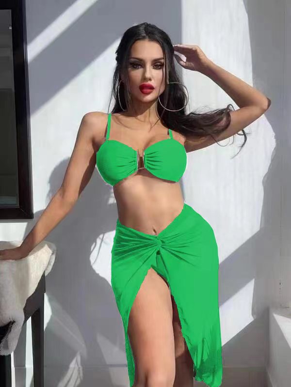 Dame bikini-sæt med elegant omslagsskole og gyldne accenter Stilla