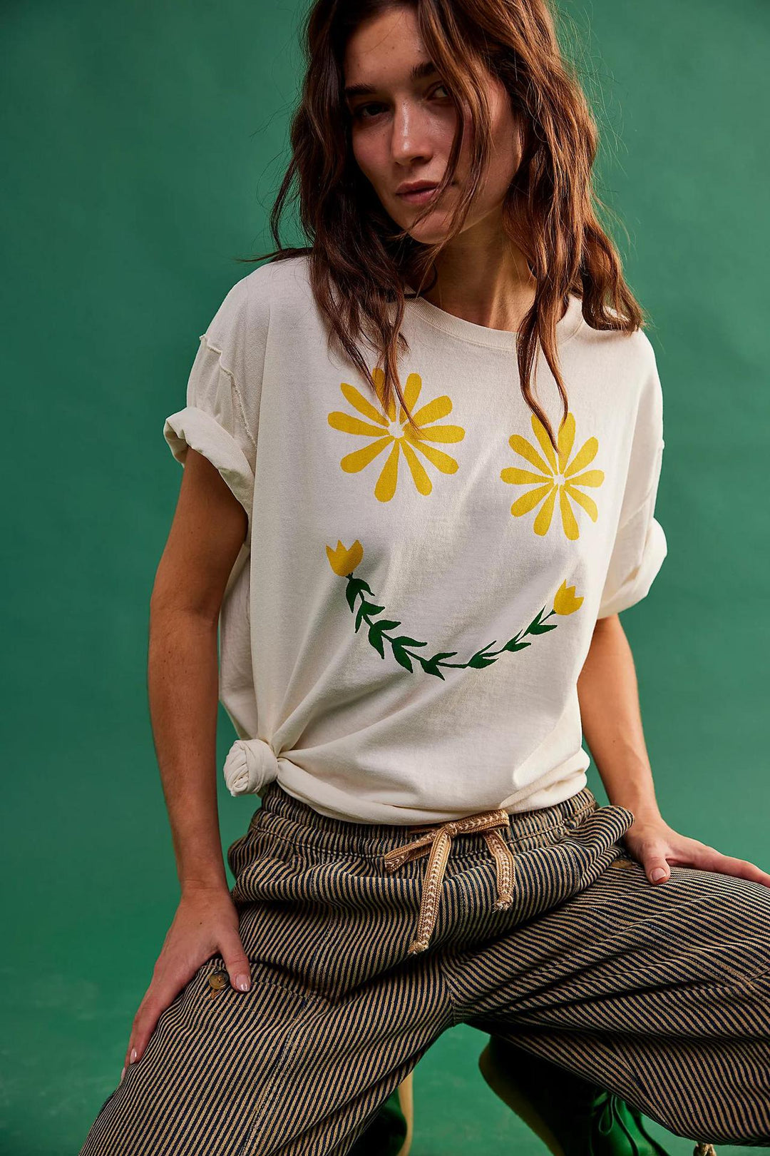 Dame afslappet T-shirt med floral smiley-print og oversized snit Skovae