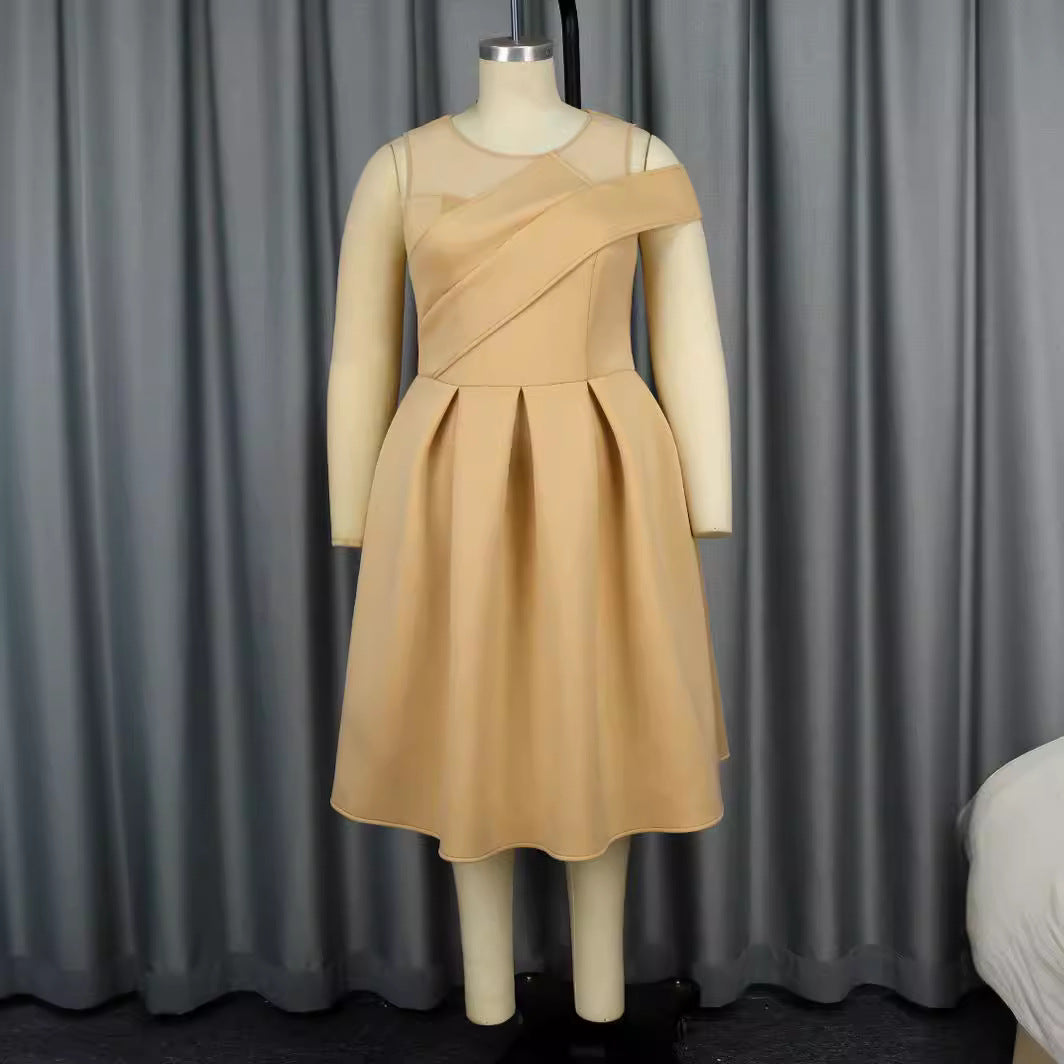 Dame cocktailkjole med asymmetrisk snit og innovative plissering detaljer Skovae