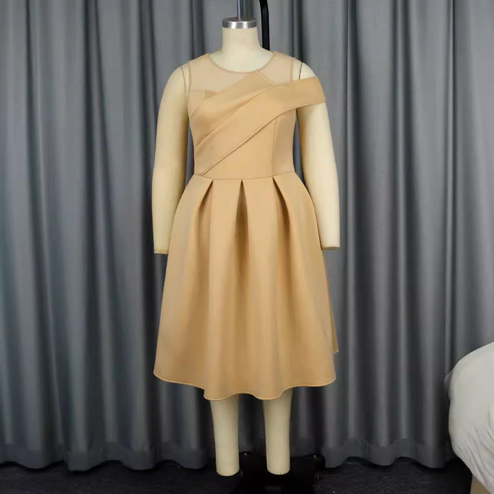 Dame cocktailkjole med asymmetrisk snit og innovative plissering detaljer Skovae