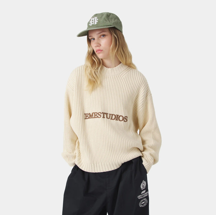 Kvinders chunky strik sweater med en afslappet pasform og iøjnefaldende skrift Stilla