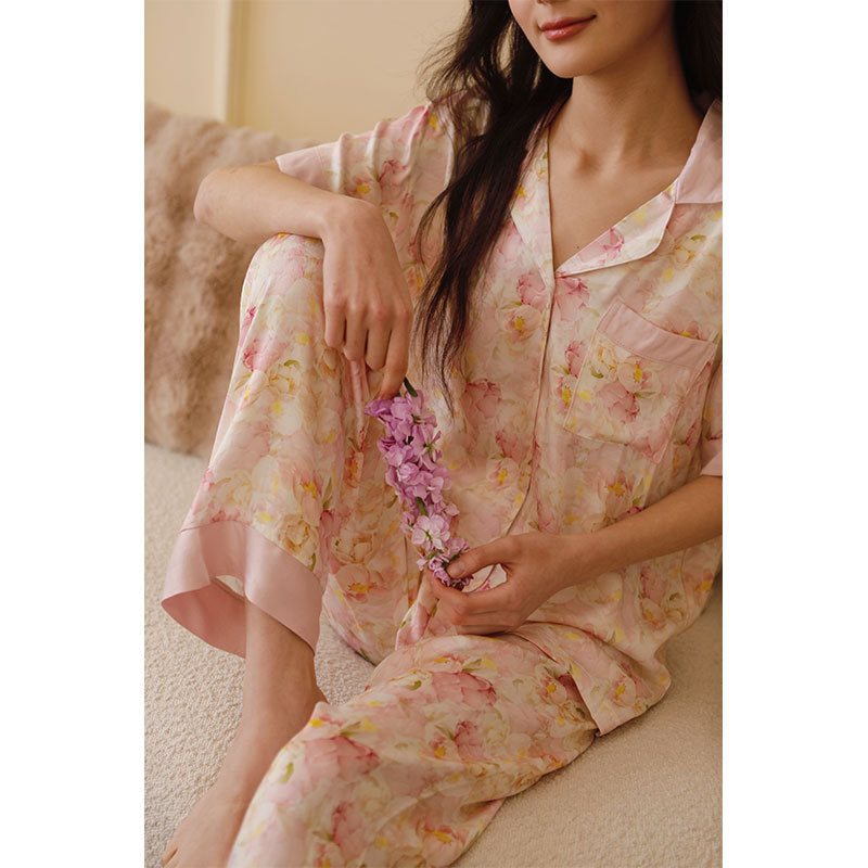 Dame pyjamasæt lavet af let, åndbart stof med blomstermotiv Stilla