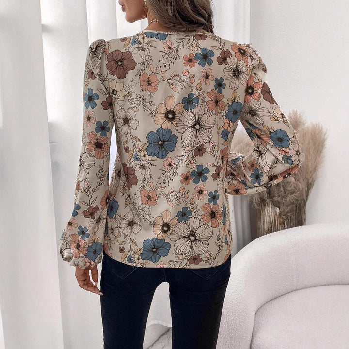 Damebluse med blomsterdesign og elegante knapdetaljer Stilla