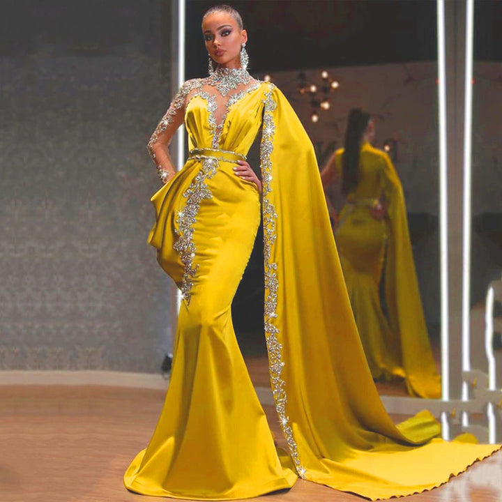 Dame Elegant aftenkjole med kunstneriske spidsaccentuer og sidelæns cape Stilla