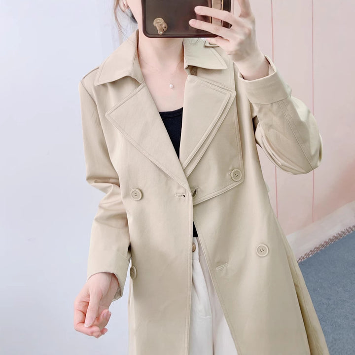 Dame trenchcoat med klassisk snit og moderne detaljer Stilla