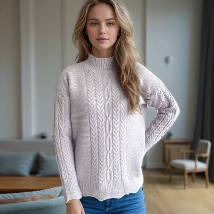 Kvinders strikket sweater med dekorativ kabeldesign og elegant rund halsudskæring Stilla
