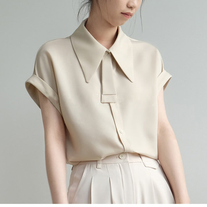 Dame elegant kortærmet bluse med smart ståkrave og fine knapdetaljer Stilla