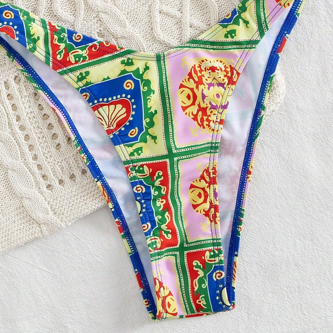 Dame bikini med elegant bandeau-snit og farverigt mønster Skovae