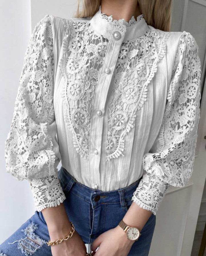 Dame blonde bluse med dekorative flæsedetaljer og elegante knapper Stilla