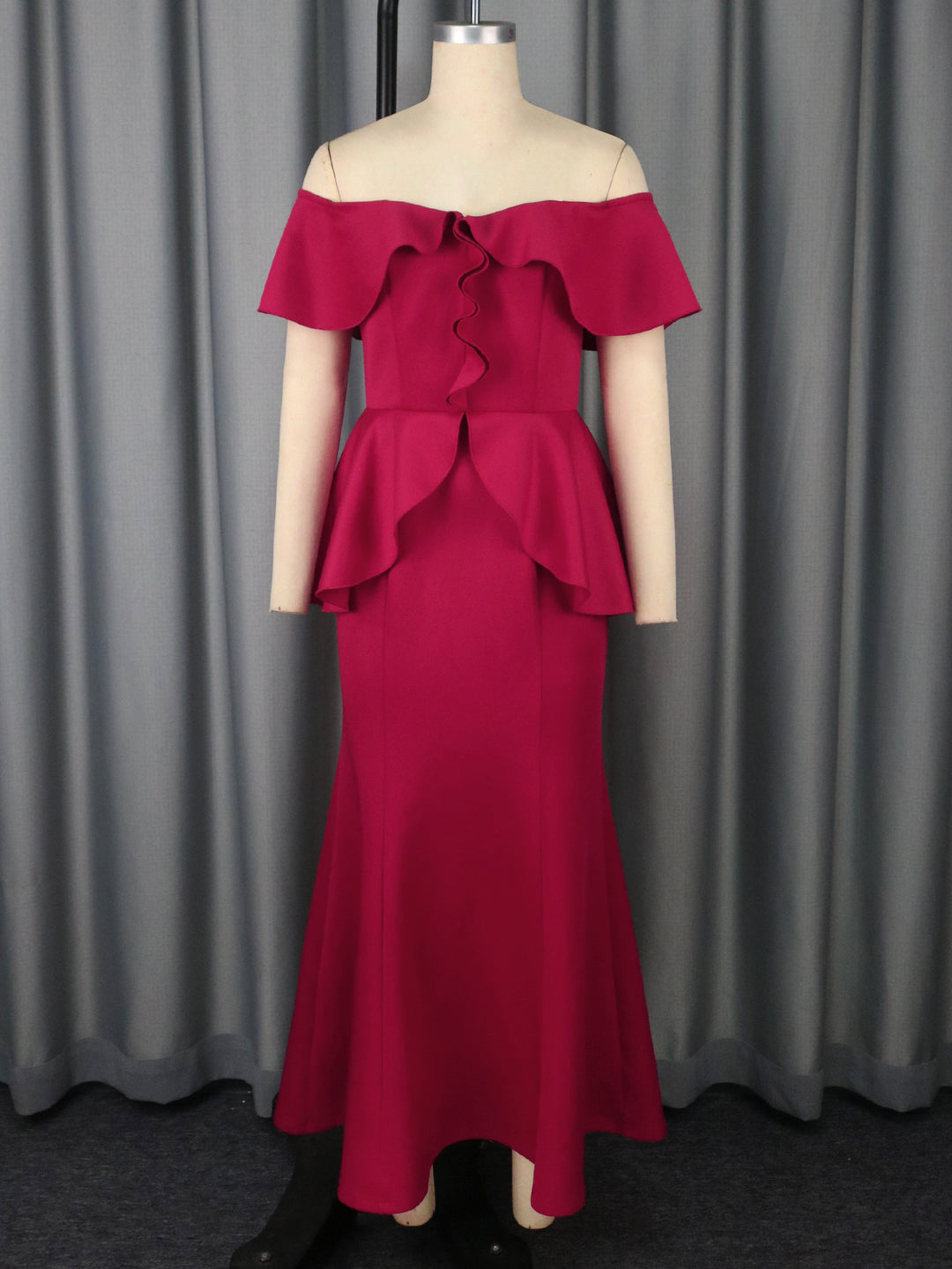 Dame elegant aftenkjole med skulderfri design og voluminøs kant Skovae