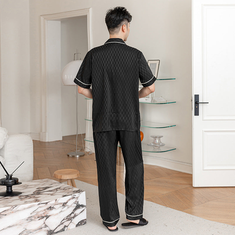 Herre Satin Pyjamasæt med elegant monogram-design og kvalitetsforarbejdning Stilla
