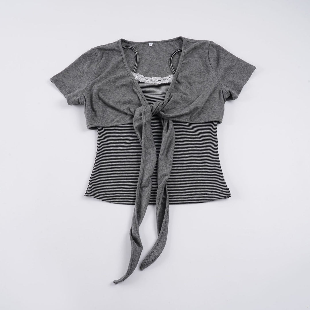 Dame kort T-shirt med knude-detalje og stribet design Skovae