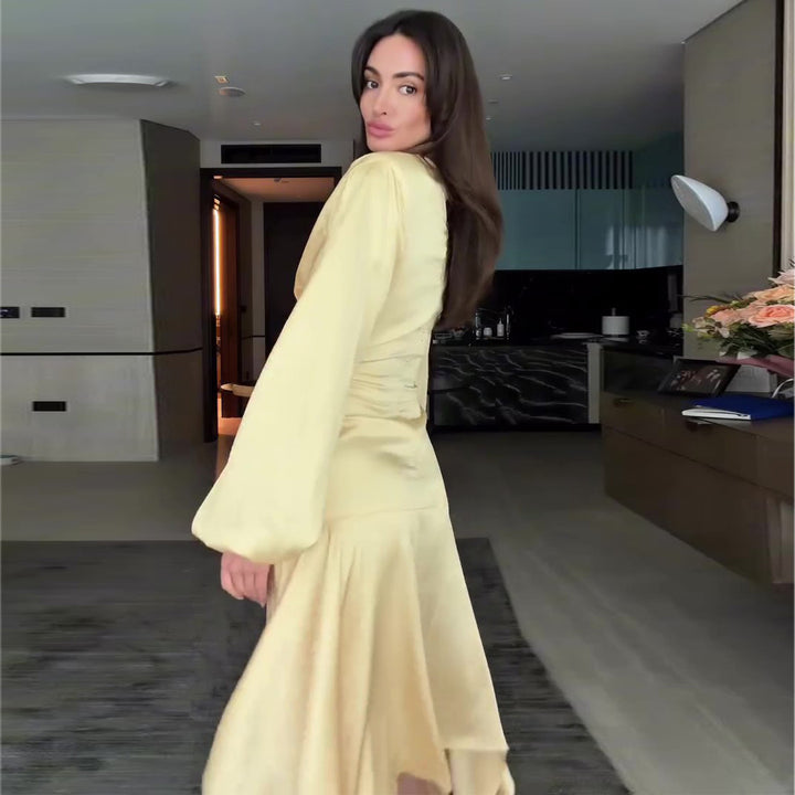 Kvinders elegante omslagskjole med fashionable cut-out detaljer og voluminøse ærmer Skovae