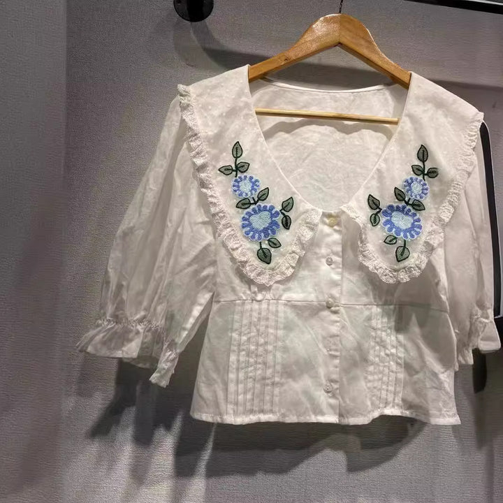Damebluse med detaljeret blomsterkravebehandling og slidsede ærmer Stilla
