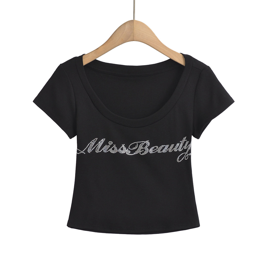 Dame crop-top med elegant rund hals og glitrende skrift Stilla