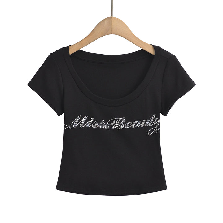 Dame crop-top med elegant rund hals og glitrende skrift Stilla