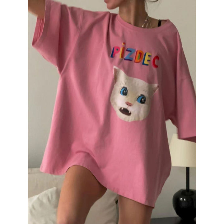Dame T-shirt med kunstnerisk kattemotiv og livlig skrift Stilla