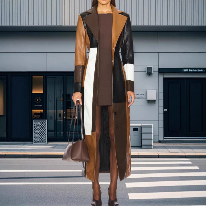 Dame læderblazer-kjole med geometrisk farveblokdesign og elegant knapliste Stilla