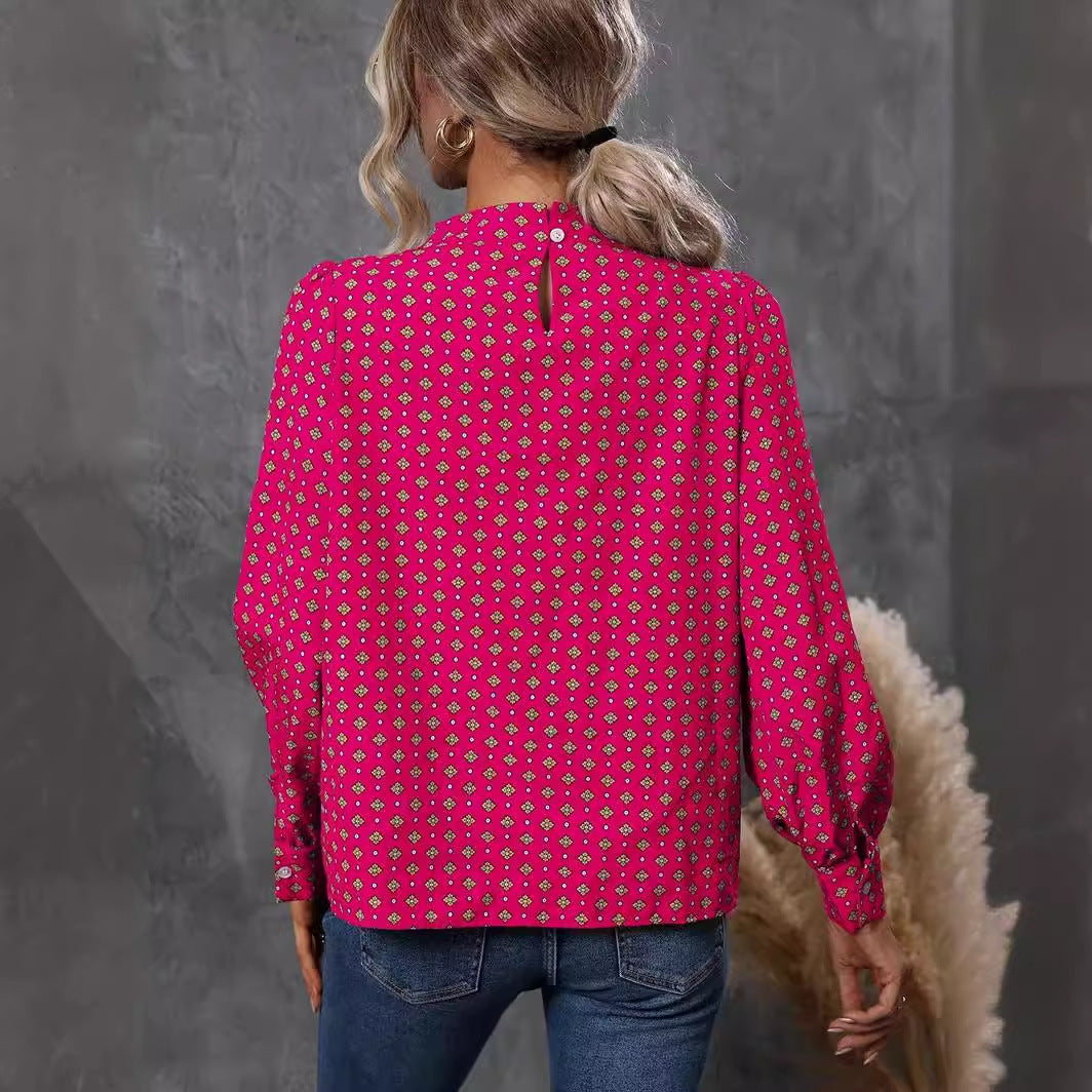 Damebluse med elegant spidsedetalje og blomstret design Stilla