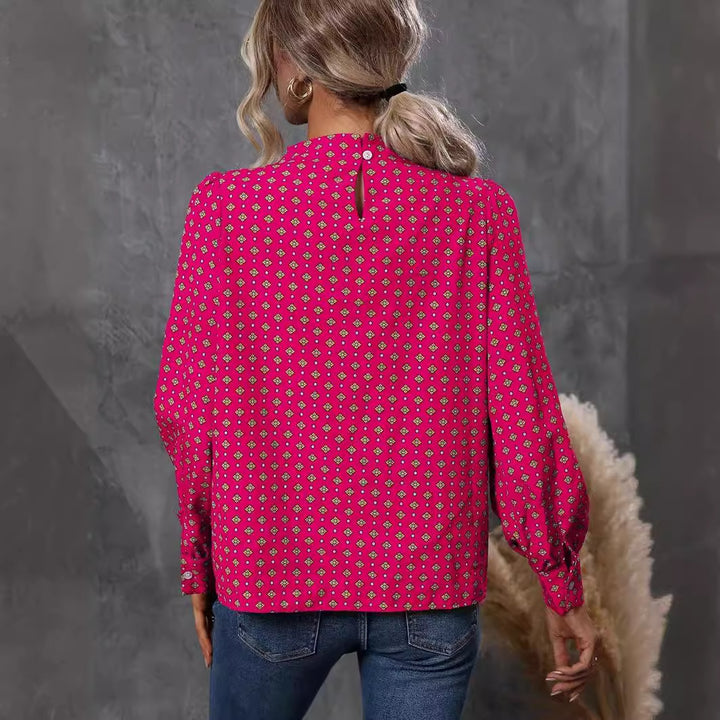 Damebluse med elegant spidsedetalje og blomstret design Stilla