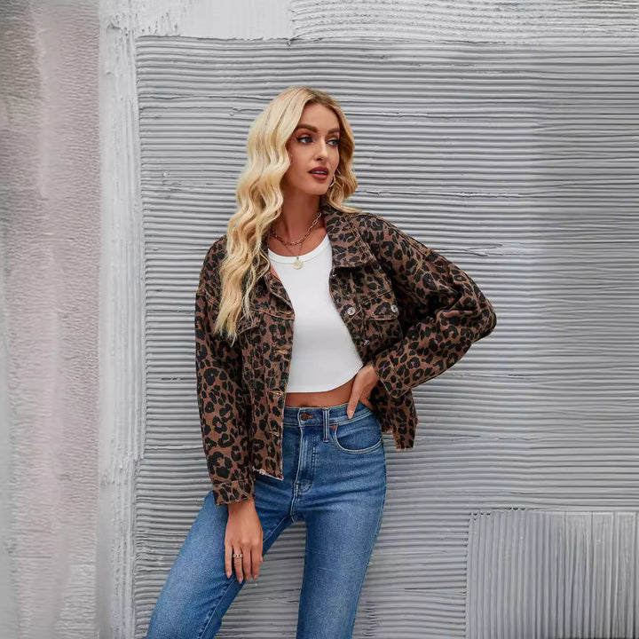 Dame ternet jeansjakke i trendy leopardmønster med moderne snit