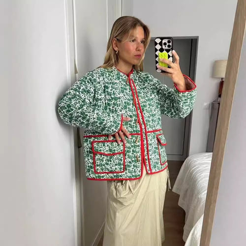 Dame quiltet jakke med blomstermotiv og kontrasterende lommer Stilla