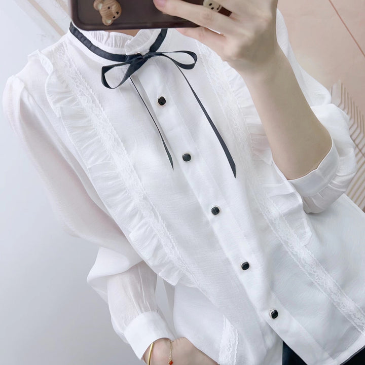 Damer elegant bluse med raffinerede flæser og dekorative knapdetaljer Stilla