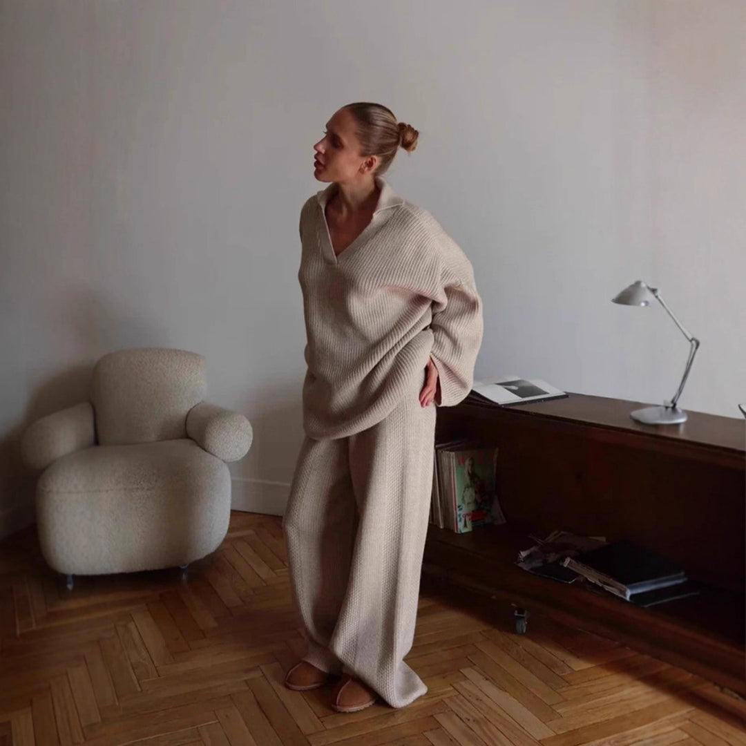 Kvinders stilfulde ribstrikket loungewear sæt med løs pasform top og bredskårne bukser Stilla