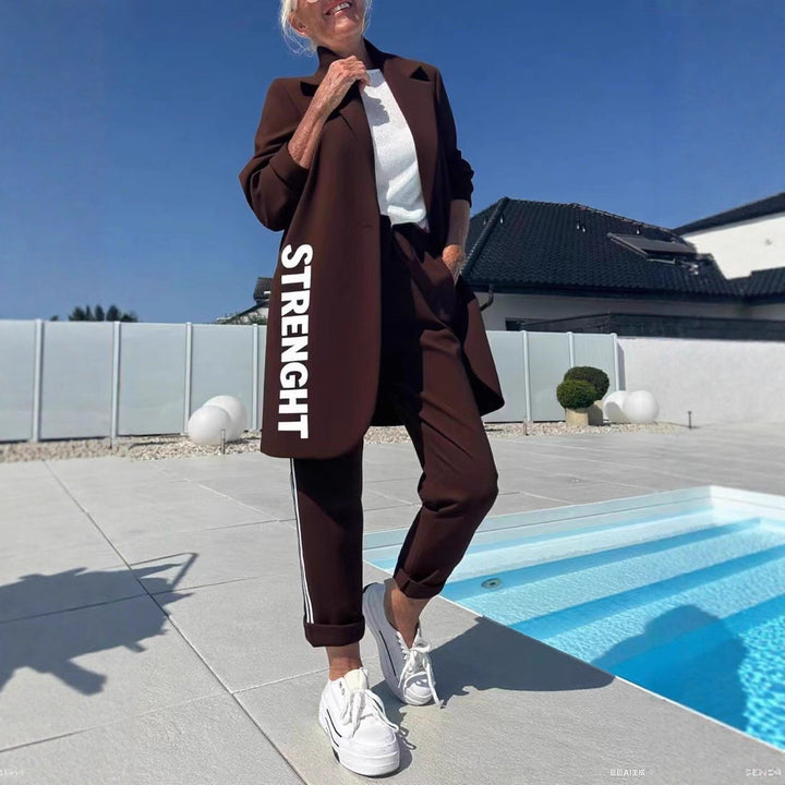 Kvinders afslappede trenchcoat med fashionable striber og stilfuld skrift Stilla