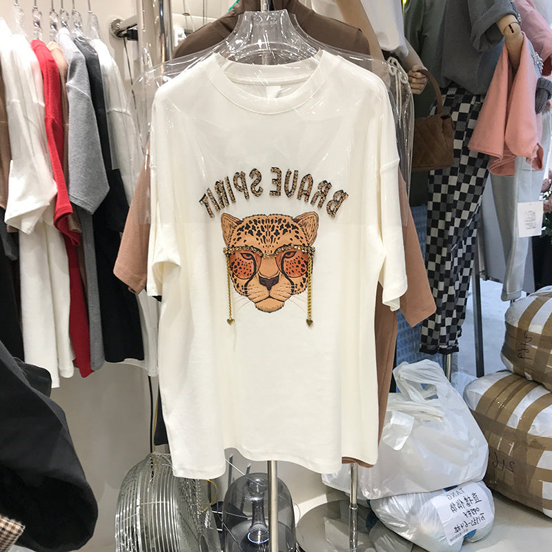 Dame T-shirt med moderigtigt leopardmotiv og glitterende accenter Stilla