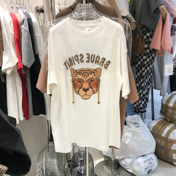Dame T-shirt med moderigtigt leopardmotiv og glitterende accenter Stilla