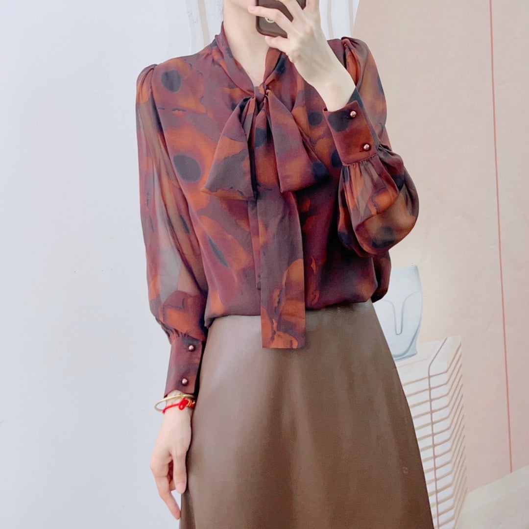 Dame chiffonbluse med dekorativ sløjfe-krave og moderne design Stilla